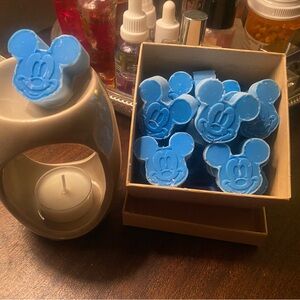 Mickey wax melts 7oz, sea salt beach. Includes wax melter, and three tea lights.